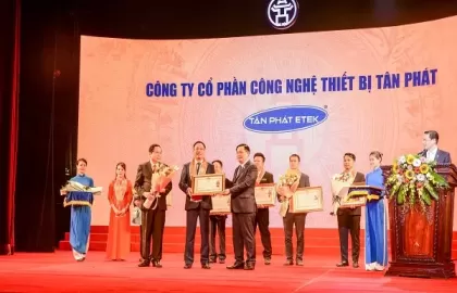 Ban Lãnh Đạo Tân Phát Etek nhận huân chương, bằng khen tại Đêm doanh nghiệp 2019